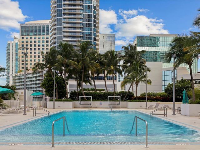 1-bedroom condo for sale in Miami - 950 Brickell Bay Dr 501 - MondialRealty