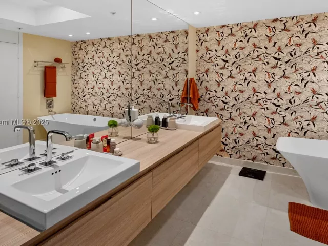 2-bedroom condo for sale in North Miami Beach - 17301 Biscayne Blvd 2102 - MondialRealty