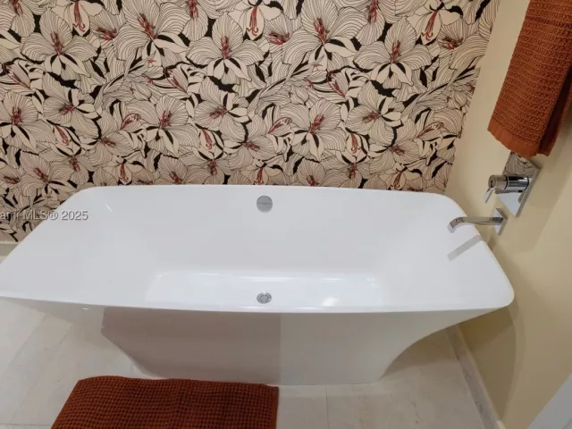 2-bedroom condo for sale in North Miami Beach - 17301 Biscayne Blvd 2102 - MondialRealty