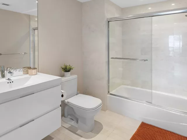 2-bedroom condo for sale in North Miami Beach - 17301 Biscayne Blvd 2102 - MondialRealty