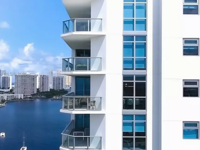 2-bedroom condo for sale in North Miami Beach - 17301 Biscayne Blvd 2102 - MondialRealty