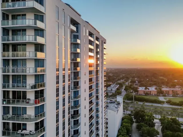 2-bedroom condo for sale in North Miami Beach - 17301 Biscayne Blvd 2102 - MondialRealty