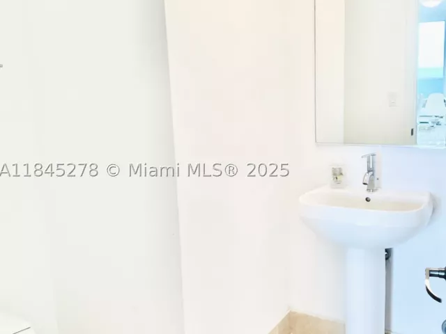 1-bedroom condo for sale in Sunny Isles Beach - 18201 Collins Ave 3302 - MondialRealty