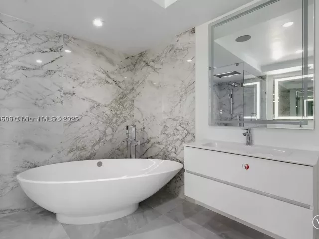 3-bedroom condo for sale in Sunny Isles Beach - 300 Sunny Isles Blvd 4-1808 - MondialRealty