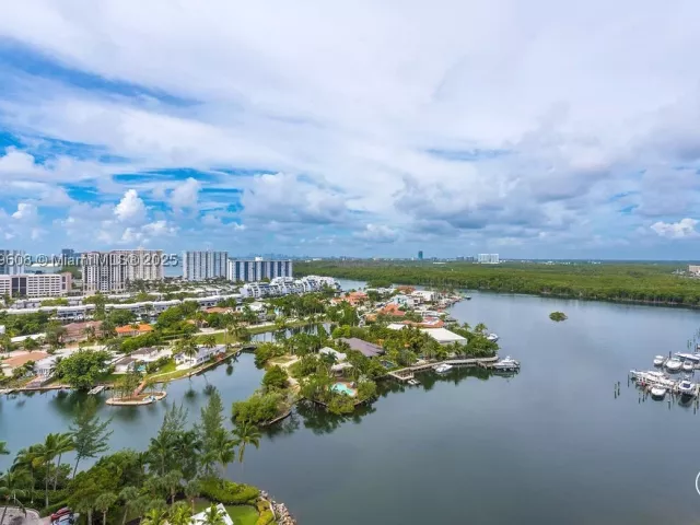 3-bedroom condo for sale in Sunny Isles Beach - 300 Sunny Isles Blvd 4-1808 - MondialRealty