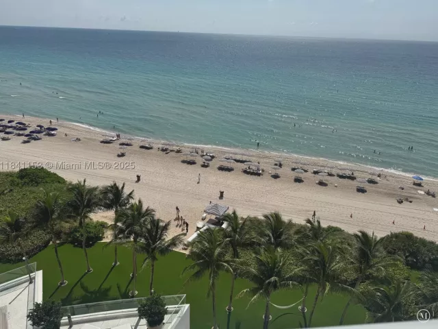 1-bedroom condo for sale in Sunny Isles Beach - 17001 Collins Ave 1002 - MondialRealty