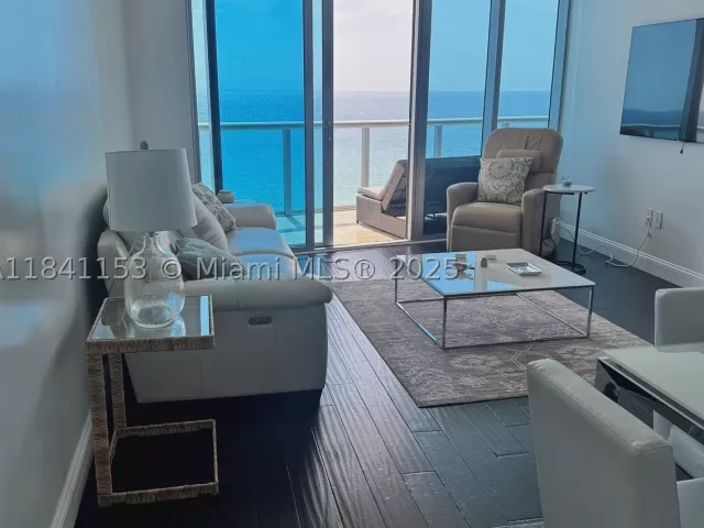 1-bedroom condo for sale in Sunny Isles Beach - 17001 Collins Ave 1002 - MondialRealty