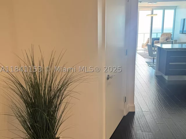 1-bedroom condo for sale in Sunny Isles Beach - 17001 Collins Ave 1002 - MondialRealty