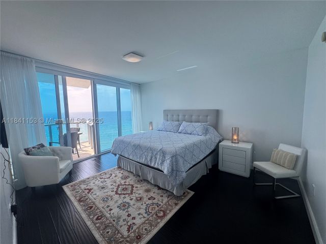 1-bedroom condo for sale in Sunny Isles Beach - 17001 Collins Ave 1002 - MondialRealty