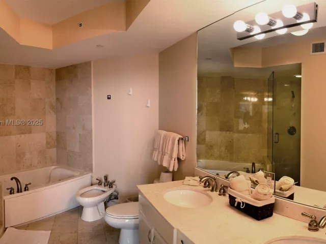 2-bedroom condo for rent in Miami Beach - 6365 Collins Ave 3907 - MondialRealty