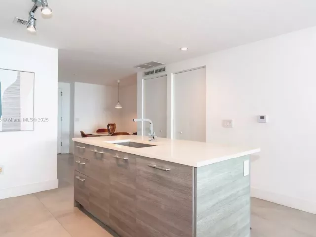 2-bedroom condo for sale in Miami - 650 NE 32nd St 4206 - MondialRealty
