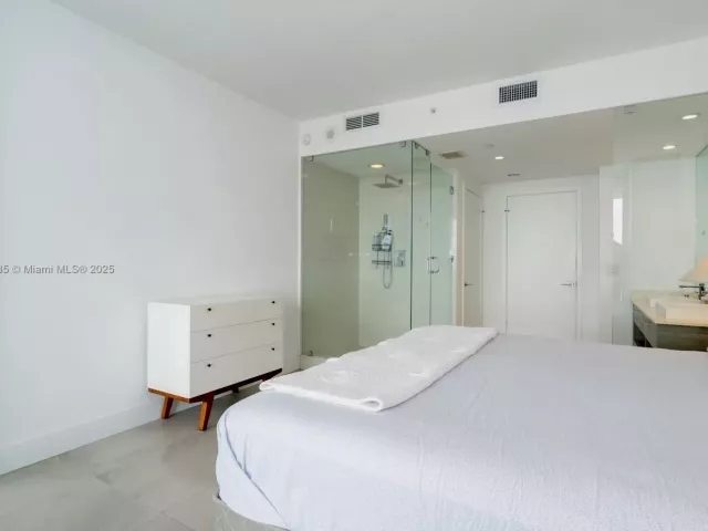 2-bedroom condo for sale in Miami - 650 NE 32nd St 4206 - MondialRealty