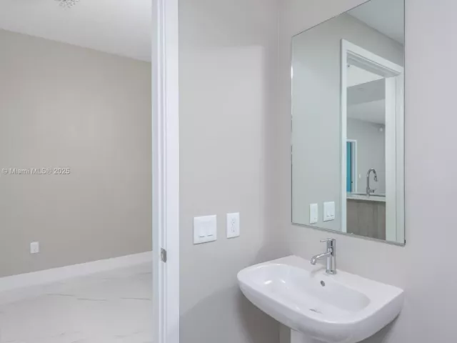 Apartment for sale  Unit #3903 - photo 6345407