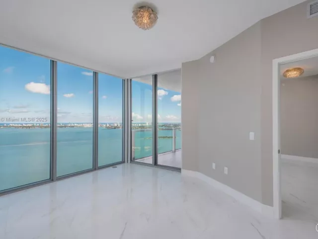 Apartment for sale  Unit #3903 - photo 6345400