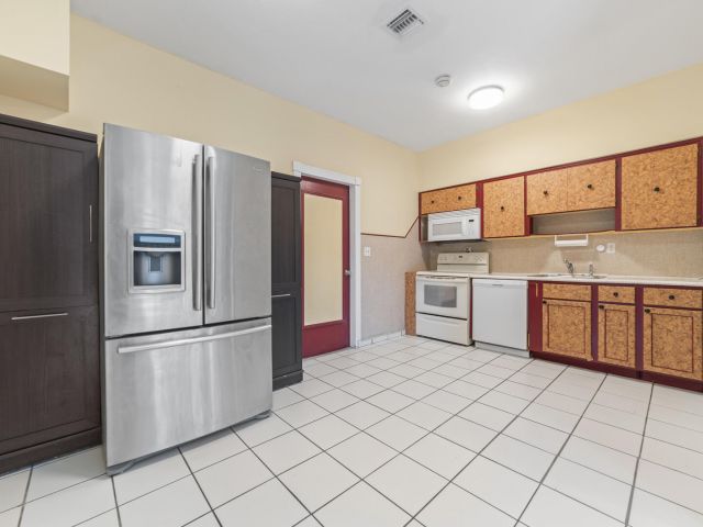 Home for sale at 906 NE 5th Street - photo 6345850