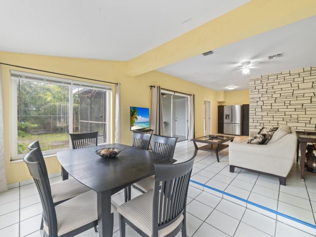 Home for sale at 906 NE 5th Street - photo 6345851