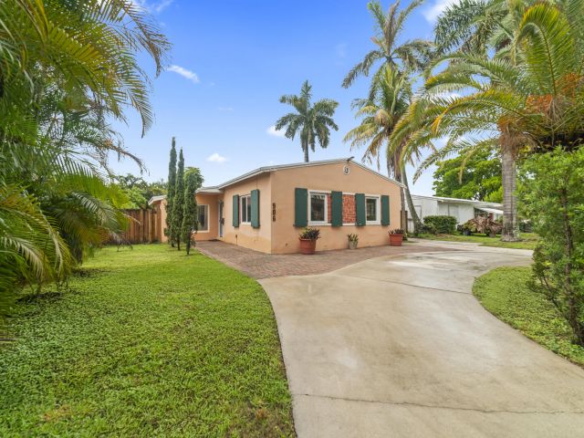 Home for sale at 906 NE 5th Street - photo 6345859