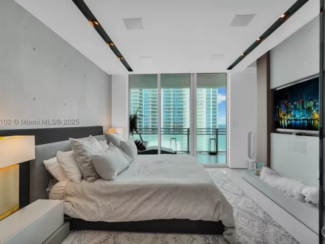 2-bedroom condo for rent in Hollywood - 3535 S Ocean Drive 2104 - MondialRealty