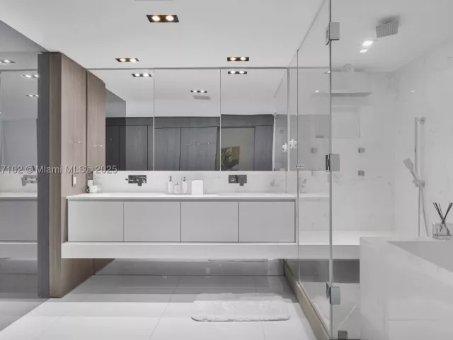 2-bedroom condo for rent in Hollywood - 3535 S Ocean Drive 2104 - MondialRealty