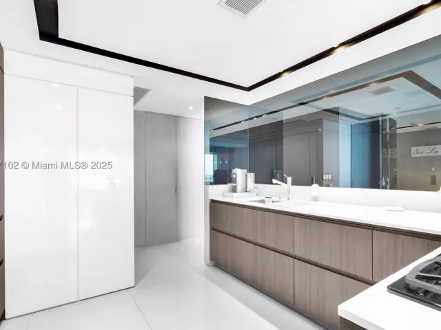 2-bedroom condo for rent in Hollywood - 3535 S Ocean Drive 2104 - MondialRealty