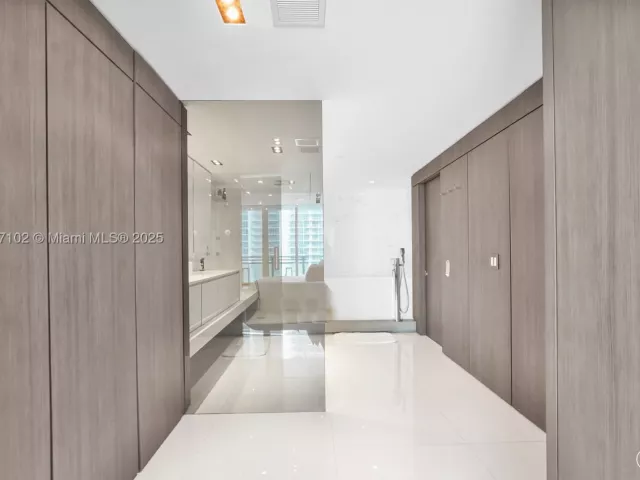 2-bedroom condo for rent in Hollywood - 3535 S Ocean Drive 2104 - MondialRealty
