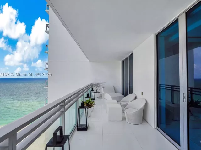 2-bedroom condo for rent in Hollywood - 3535 S Ocean Drive 2104 - MondialRealty