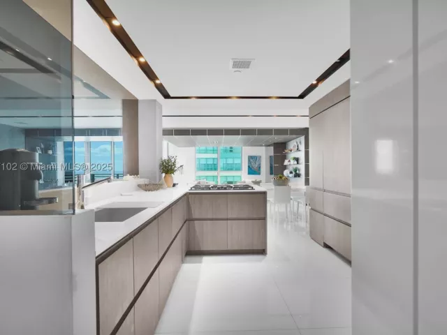 2-bedroom condo for rent in Hollywood - 3535 S Ocean Drive 2104 - MondialRealty