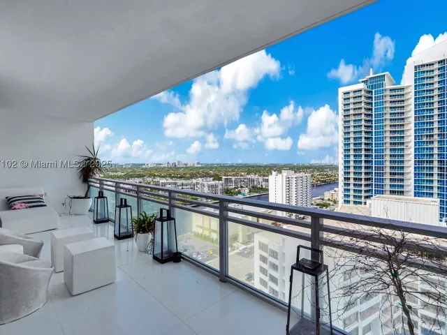 2-bedroom condo for rent in Hollywood - 3535 S Ocean Drive 2104 - MondialRealty