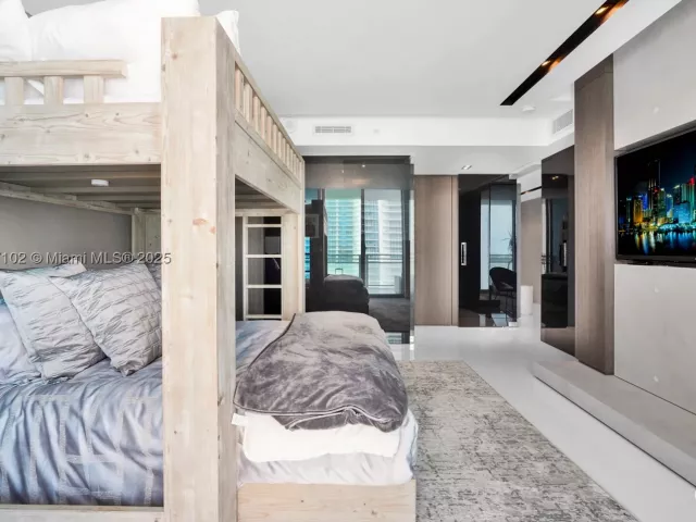 2-bedroom condo for rent in Hollywood - 3535 S Ocean Drive 2104 - MondialRealty