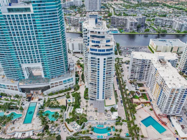 2-bedroom condo for rent in Hollywood - 3535 S Ocean Drive 2104 - MondialRealty