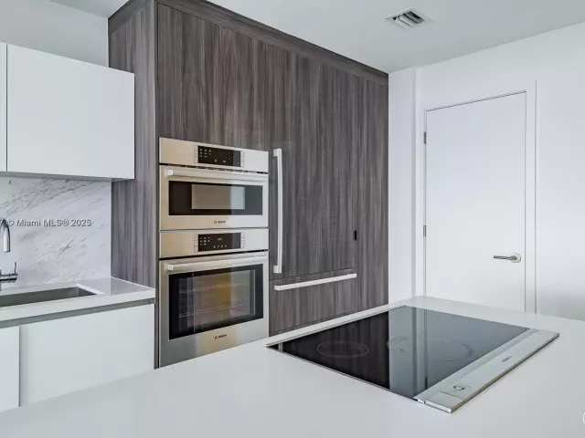 1-bedroom condo for sale in Miami - 851 NE 1st Ave 2100 - MondialRealty