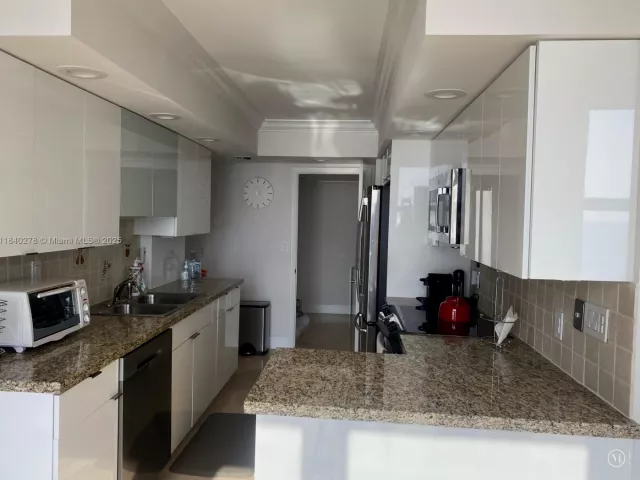 2-bedroom condo for rent in Key Biscayne - 1111 Crandon Blvd B1107 - MondialRealty