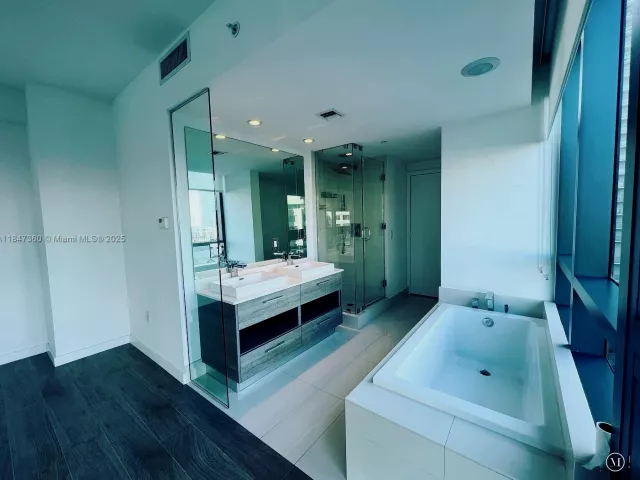 1-bedroom condo for sale in Miami - 650 NE 32nd St 3508 - MondialRealty