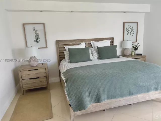 2-bedroom condo for sale in Sunny Isles Beach - 100 Bayview Dr 1405 - MondialRealty