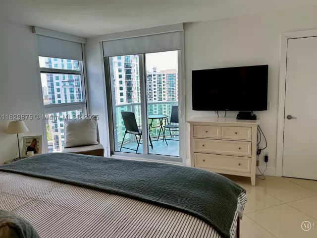 2-bedroom condo for sale in Sunny Isles Beach - 100 Bayview Dr 1405 - MondialRealty