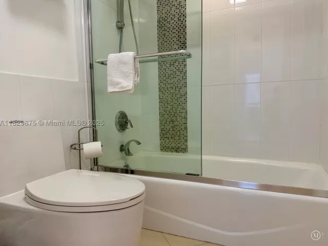 2-bedroom condo for sale in Sunny Isles Beach - 100 Bayview Dr 1405 - MondialRealty