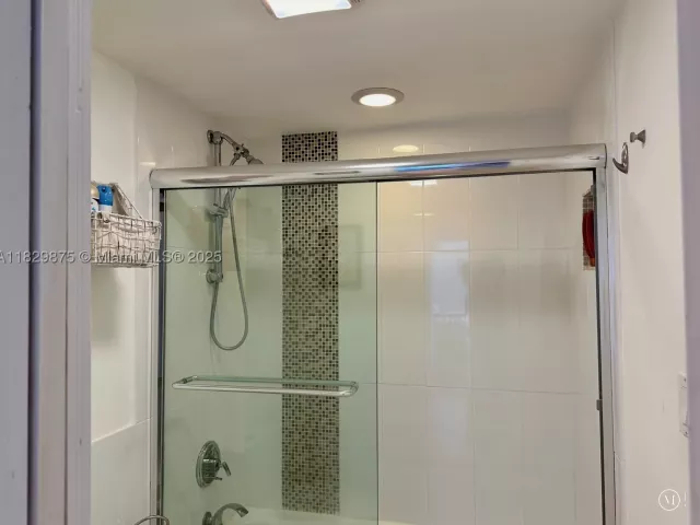 2-bedroom condo for sale in Sunny Isles Beach - 100 Bayview Dr 1405 - MondialRealty