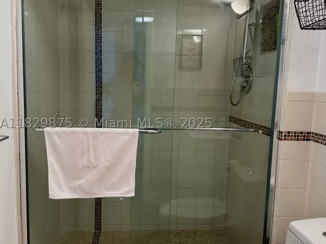2-bedroom condo for sale in Sunny Isles Beach - 100 Bayview Dr 1405 - MondialRealty
