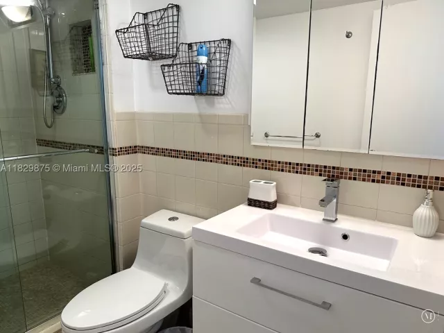2-bedroom condo for sale in Sunny Isles Beach - 100 Bayview Dr 1405 - MondialRealty