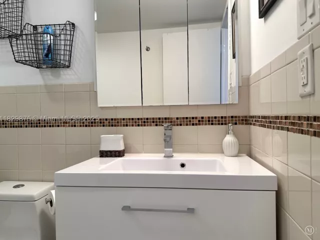 2-bedroom condo for sale in Sunny Isles Beach - 100 Bayview Dr 1405 - MondialRealty