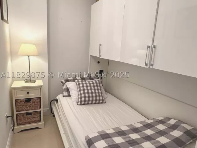 2-bedroom condo for sale in Sunny Isles Beach - 100 Bayview Dr 1405 - MondialRealty