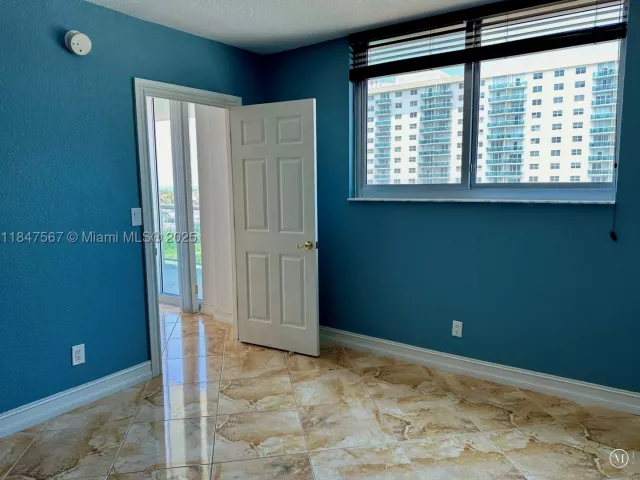 3-bedroom condo for sale in Sunny Isles Beach - 19380 Collins Ave 802 - MondialRealty