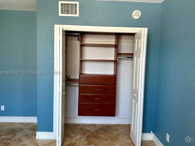3-bedroom condo for sale in Sunny Isles Beach - 19380 Collins Ave 802 - MondialRealty
