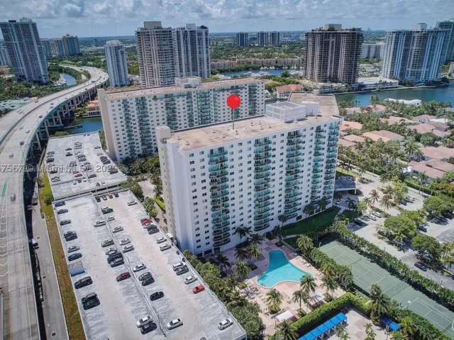 3-bedroom condo for sale in Sunny Isles Beach - 19380 Collins Ave 802 - MondialRealty