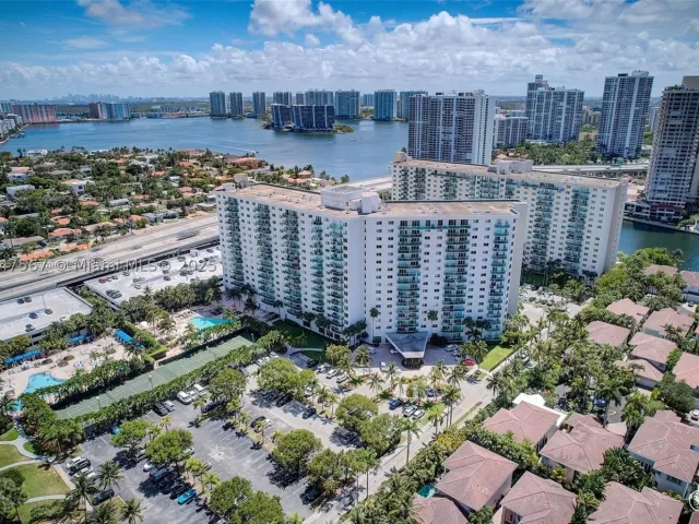 3-bedroom condo for sale in Sunny Isles Beach - 19380 Collins Ave 802 - MondialRealty