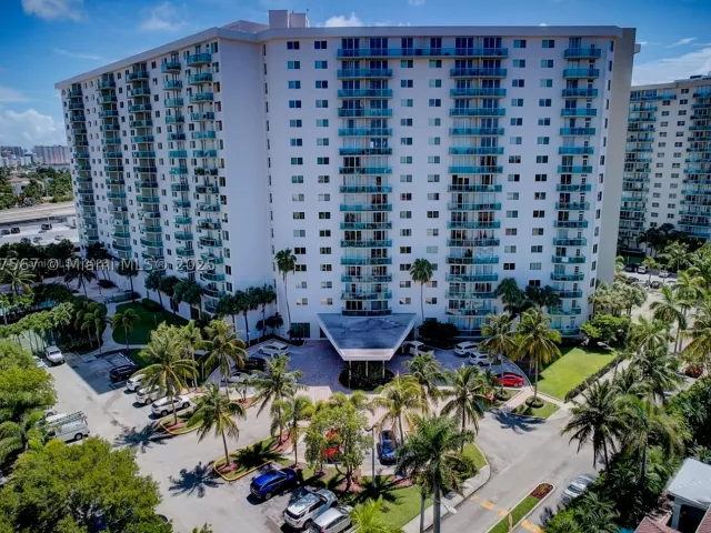 3-bedroom condo for sale in Sunny Isles Beach - 19380 Collins Ave 802 - MondialRealty