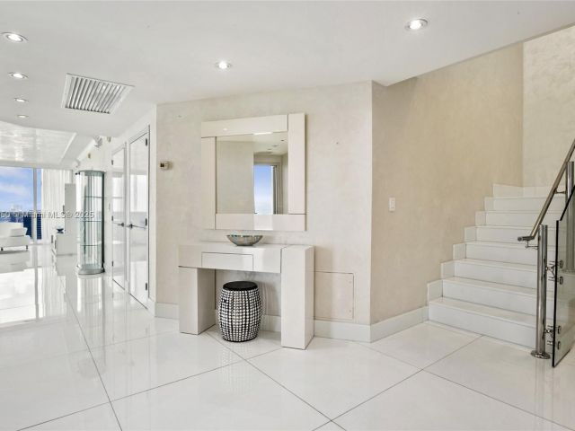 Apartment for rent  Unit #PH-5102 - photo 6639205