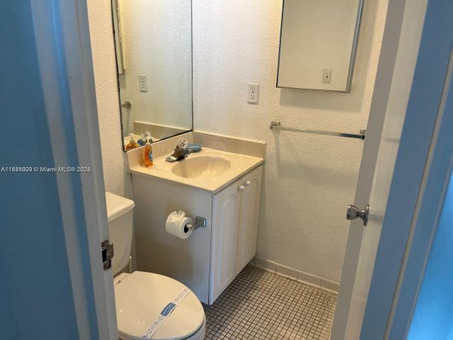 1-bedroom condo for sale in Hollywood - 4001 S Ocean Dr 15L - MondialRealty