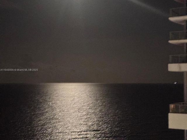 1-bedroom condo for sale in Hollywood - 4001 S Ocean Dr 15L - MondialRealty