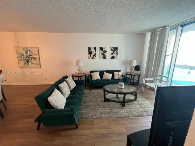 1-bedroom condo for sale in Hollywood - 4001 S Ocean Dr 15L - MondialRealty